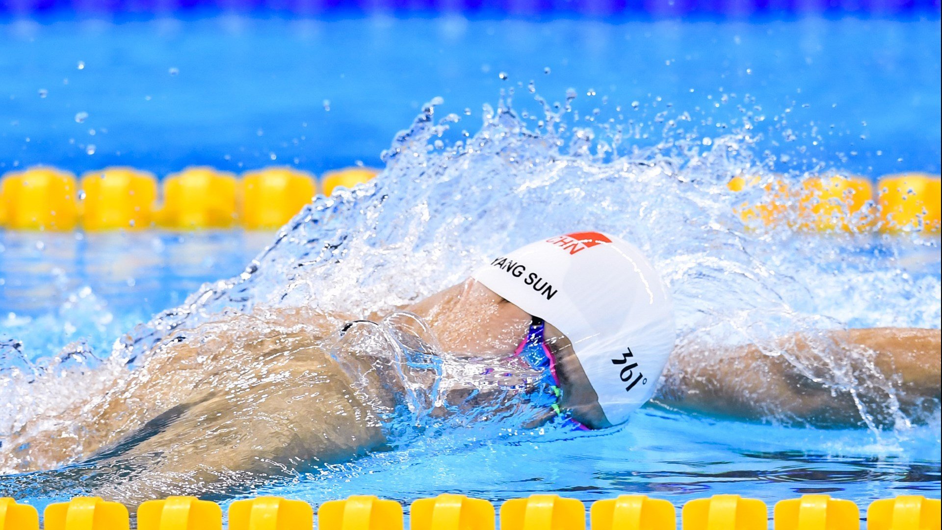 爱游戏大厅-F1街道赛之夜,当赖斯用防守,为钢铁丛林谱写了一首现代诗